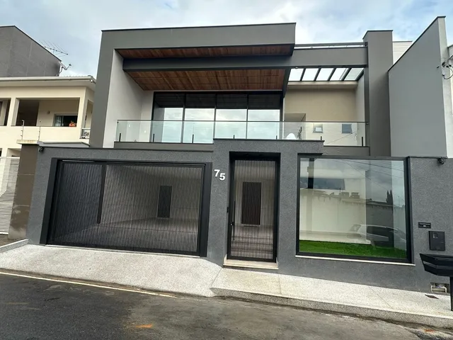 Casa alto padrão com área gourmet e garagem para 3 carros